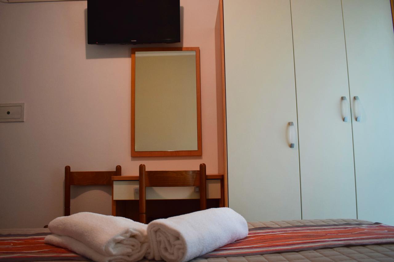 Hotel Arno Misano Adriatico Exteriör bild