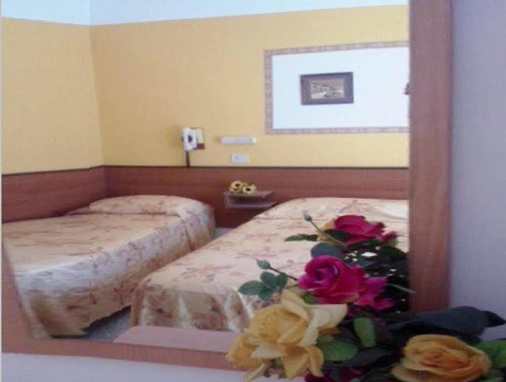 Hotel Arno Misano Adriatico Exteriör bild