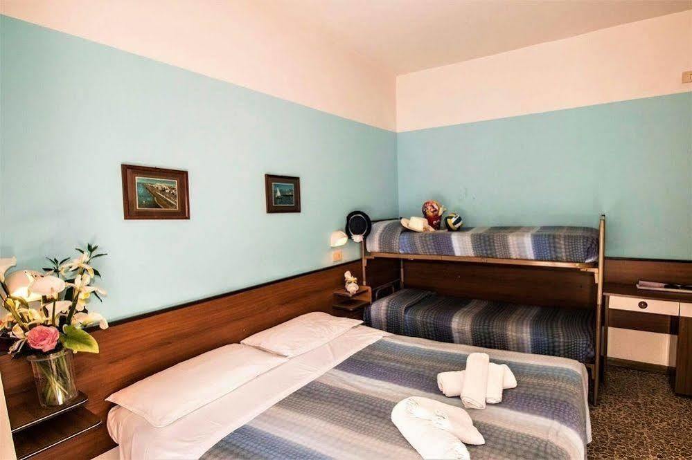 Hotel Arno Misano Adriatico Exteriör bild