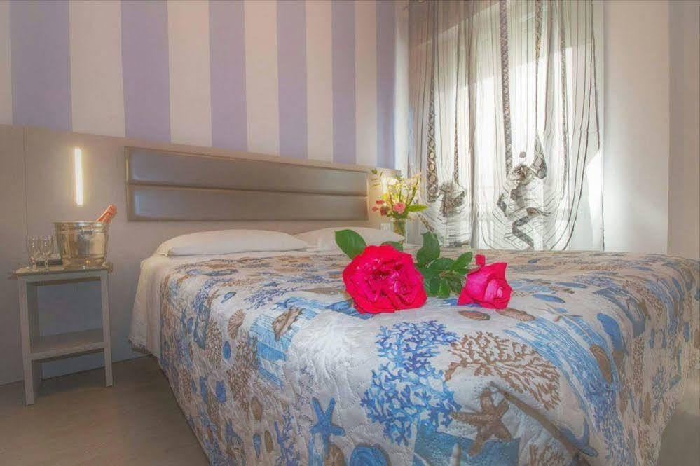 Hotel Arno Misano Adriatico Exteriör bild